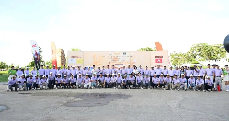 Giải golf quyên góp 200 triệu đồng cho quỹ 'Ươm mầm tài năng kinh doanh'