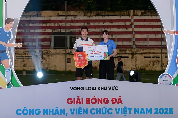 'Nhạc trưởng' của Ngân hàng Việt Nam giành danh hiệu cầu thủ xuất sắc nhất