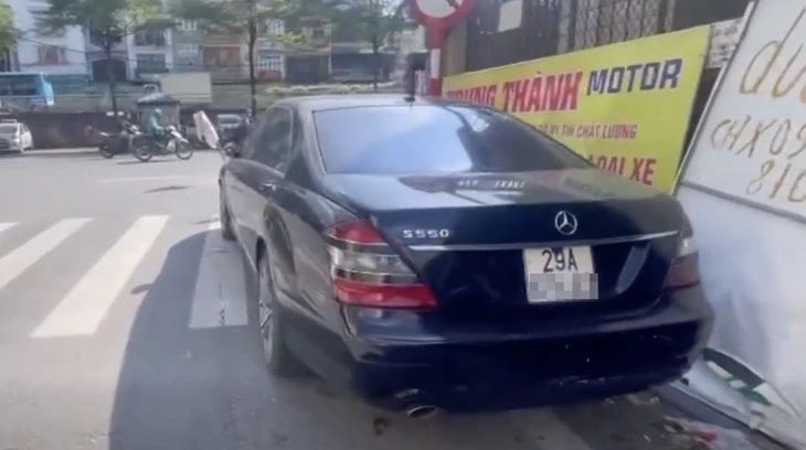 Xe Mercedes đỗ sai trên phố Hà Nội, người dân 'mách' Cục trưởng Cảnh sát giao thông