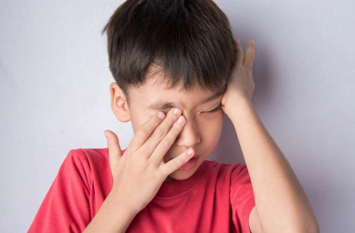 Thói quen dụi mắt tưởng vô hại nhưng có thể phá hỏng thị lực