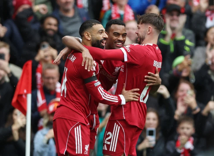 Liverpool cho Arsenal 'hít khói' trong cuộc đua vô địch