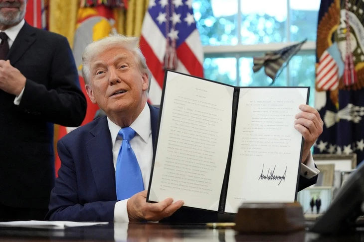 Ông Trump ra mắt 'thẻ vàng' 1 triệu USD cho người giàu muốn nhập cư Mỹ