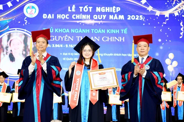 6 thủ khoa tốt nghiệp Đại học Kinh tế Quốc dân điểm tuyệt đối 4.0