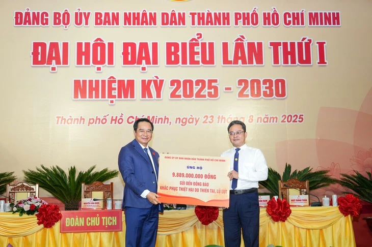 Đại biểu Đảng bộ UBND TP.HCM quyên góp gần 10 tỉ đồng ủng hộ đồng bào bị bão lũ