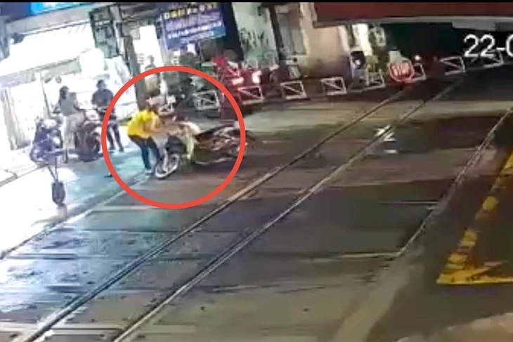 Tông gác chắn, ngã vào đường ray khi xe lửa đang tới, người đàn ông được cứu trong gang tấc