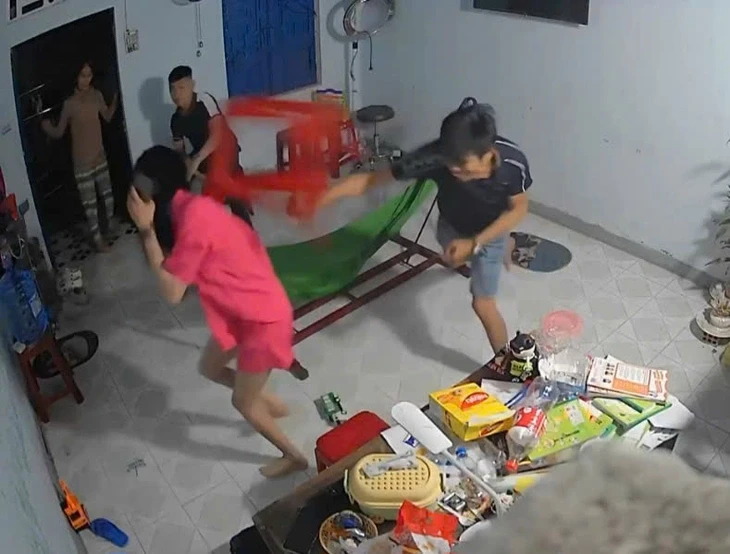 Người đàn ông dùng ghế đánh phụ nữ dã man trong clip trên mạng là anh trai ruột nạn nhân?