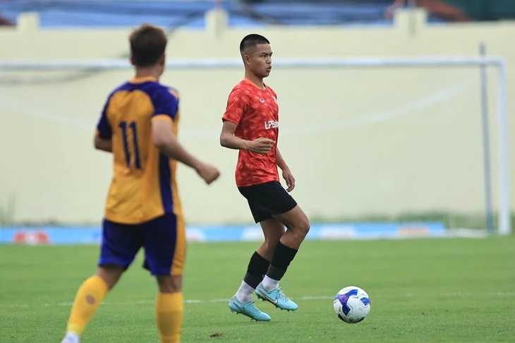 HLV Kim Sang Sik 'nhắm' cầu thủ Việt kiều Trần Thành Trung