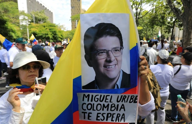 Ứng cử viên tổng thống Colombia qua đời sau khi bị bắn hồi tháng 6