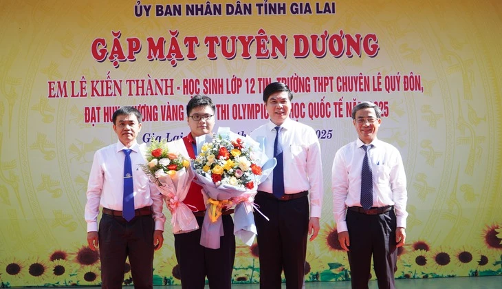 Thưởng 100 triệu đồng cho học sinh đoạt huy chương vàng Olympic tin học quốc tế
