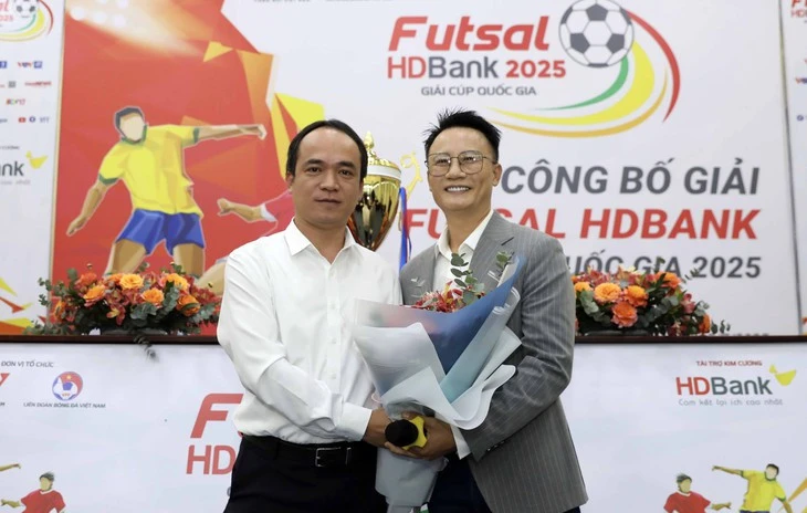 Ca sĩ Hoàng Bách có hành động đặc biệt với futsal Việt Nam