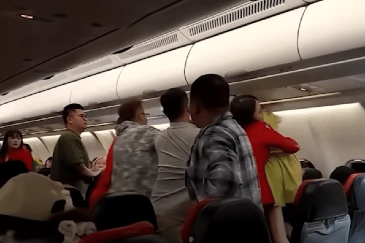 Nam hành khách bị hai phụ nữ đánh vì đề nghị im lặng trên máy bay
