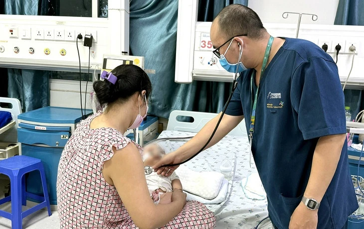 Tăng phụ cấp cho y bác sĩ: Cần làm nhanh