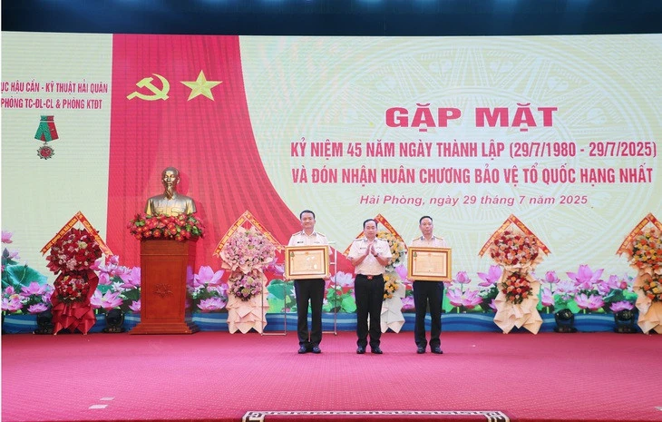 Hai phòng của Quân chủng Hải quân đón nhận Huân chương Bảo vệ Tổ quốc hạng nhất