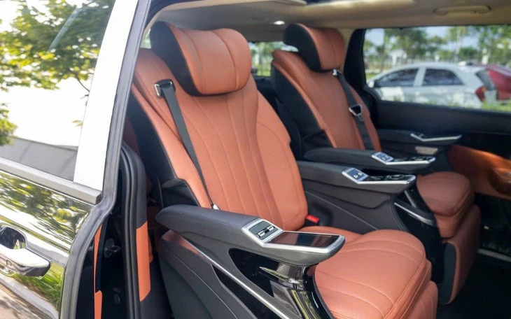 Kia Carnival hybrid ở Việt Nam có bản VIP: Đắt thêm 80 triệu, được ghế massage, điều khiển cảm ứng