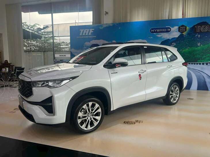 Tin tức giá xe: Tăng niêm yết chưa lâu, Toyota Innova Cross HEV giảm còn 960 triệu đồng ở đại lý