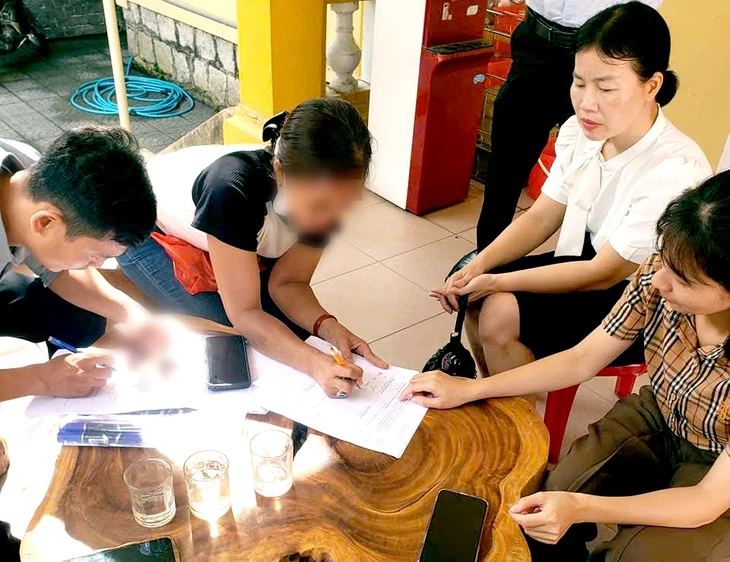 Kiểm tra hàng bún vỉa hè rửa tô qua loa bằng nước lã