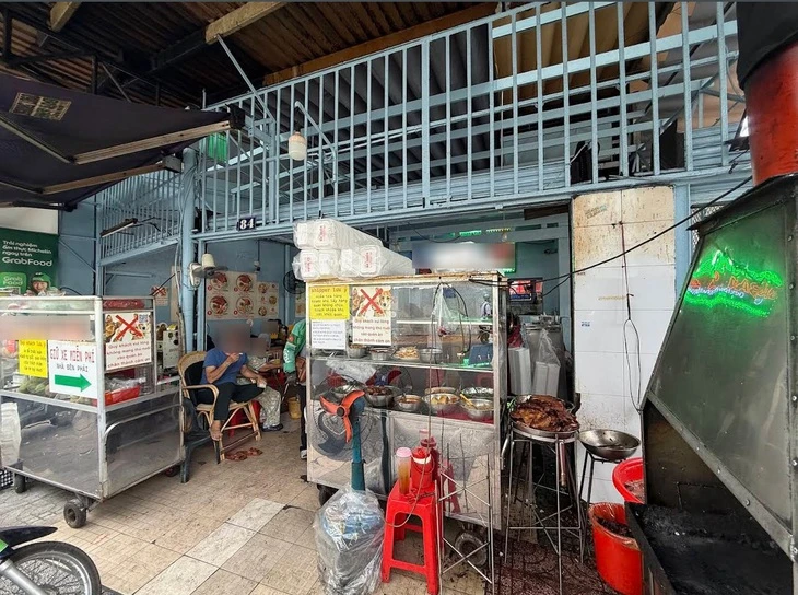 Cấm thú cưng vào quán ăn là làm quá?