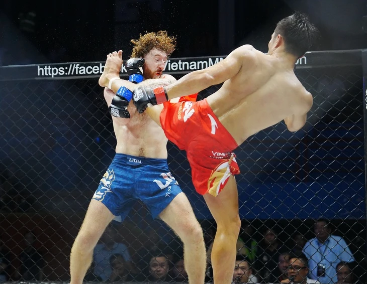 Cú đá sấm sét giúp Trương Cao Minh Phát thắng Aaron Clarke nhờ điểm đồng thuận