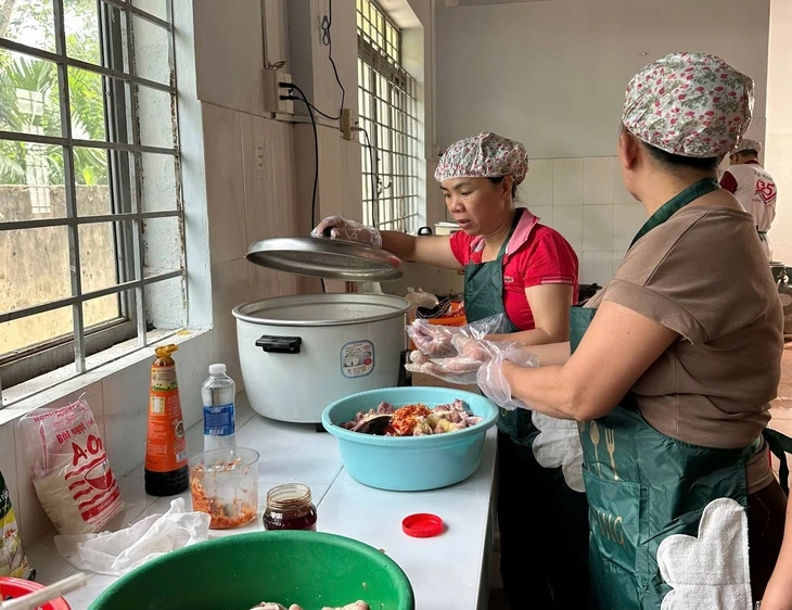 Thơm thảo bữa cơm tiếp sức sĩ tử vùng sâu Đắk Lắk