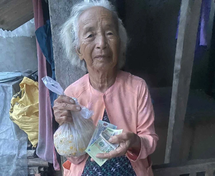 Nhận quà Quốc khánh 100.000 đồng của chính phủ, về chia cho người lâm cảnh ngặt nghèo