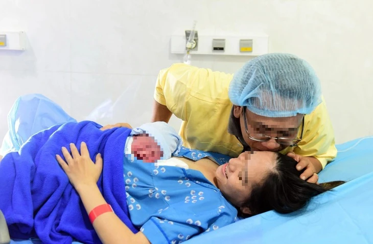 Bộ Chính trị: Nghiên cứu ban hành các chính sách hỗ trợ cho phụ nữ sinh đủ hai con trước 35 tuổi