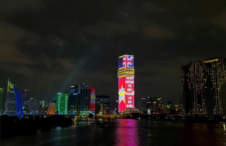Tỏa sáng rực rỡ quốc kỳ trong tuần lễ hữu nghị Việt - Anh tại tòa tháp Saigon Marina IFC