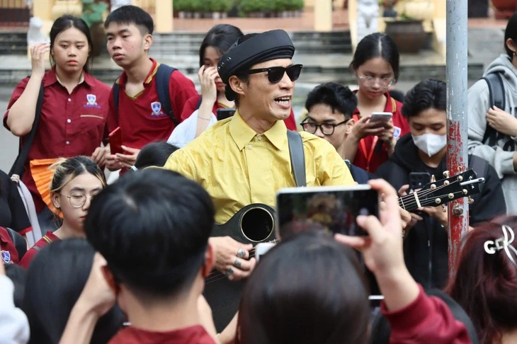 Tiết học ngoài trời sôi động của sinh viên Trường ĐH Nguyễn Tất Thành và ca sĩ Phạm Anh Khoa