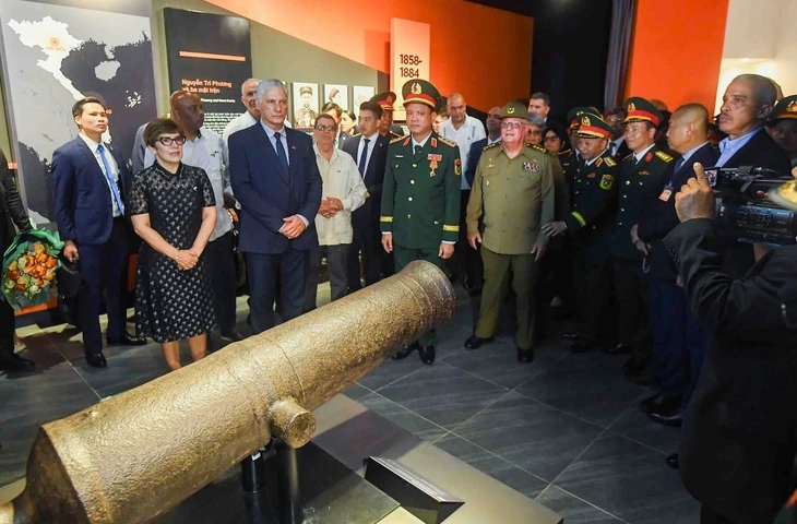 Lãnh đạo Cuba thăm bảo tàng Việt Nam, nhớ lại lời lãnh tụ Fidel Castro