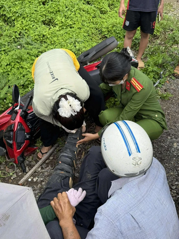 Trên đường về sau chuyến thiện nguyện, nhóm công an Đắk Lắk kịp thời cứu người phụ nữ gặp nạn