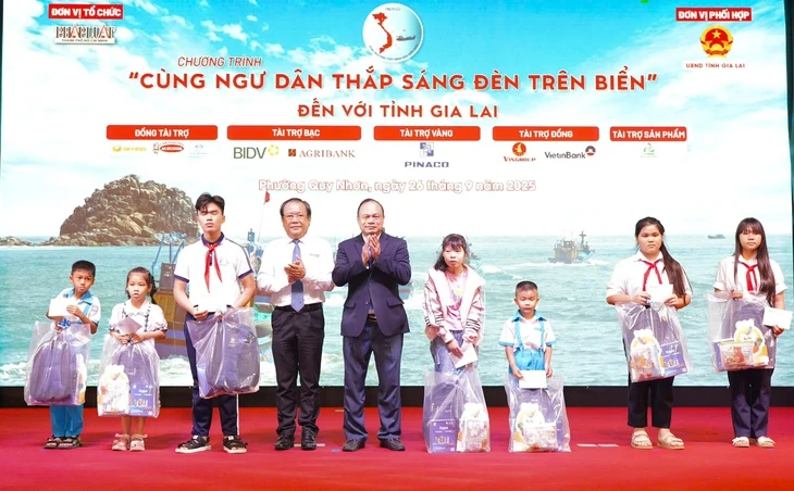 Tặng bình ắc quy, pin đèn, tủ thuốc giúp ngư dân Gia Lai vươn khơi bám biển