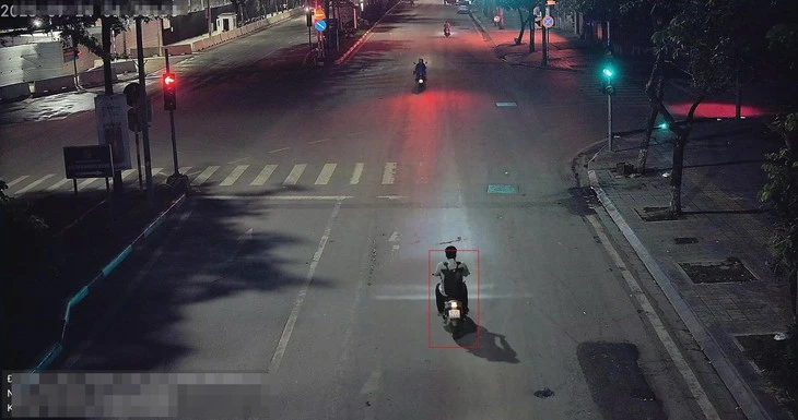 Một góc phố, camera AI phát hiện hàng trăm tài xế xe máy không đội mũ bảo hiểm
