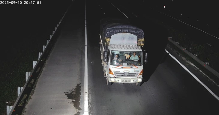 Mẹo đối phó camera AI bằng áo giả dây an toàn là vô nghĩa, 'tiền mất tật mang'