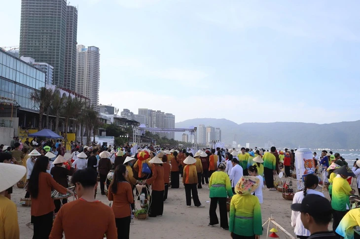 70 gánh hàng rong nối nhau 'diễu hành' trên bờ biển Đà Nẵng