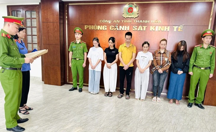 Triệt phá đường dây buôn bán 100.000 chai nước hoa giả ra thị trường, thu lợi 200 tỉ đồng