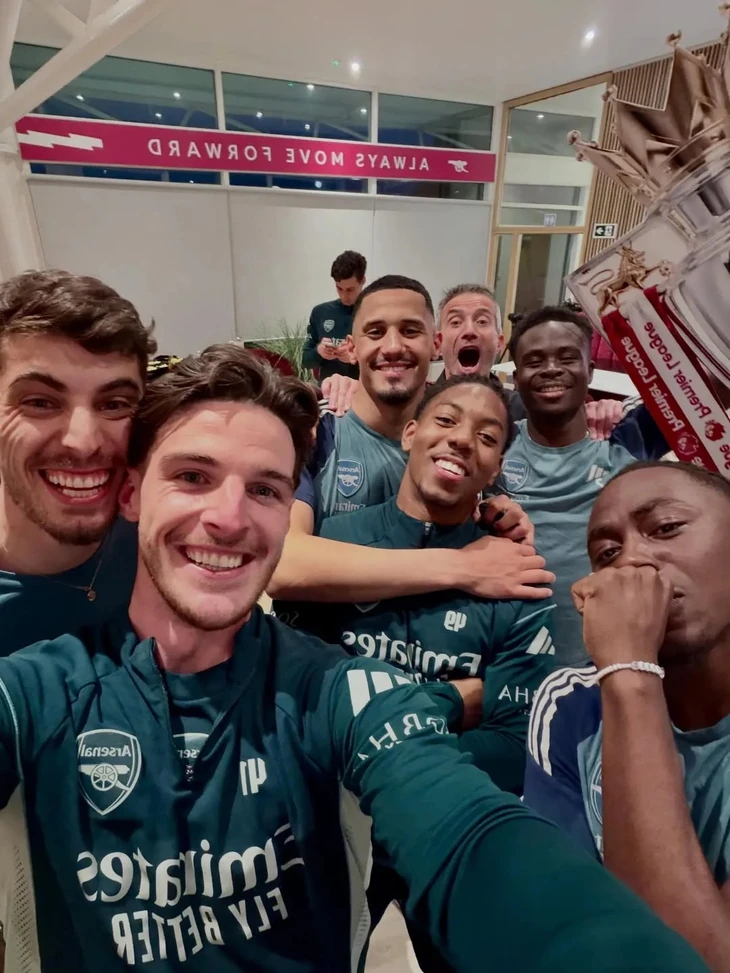 Các ngôi sao Arsenal ăn mừng cuồng nhiệt sau chức vô địch