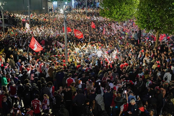 Cổ động viên Arsenal 'thị uy' sau chức vô địch