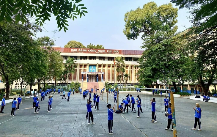 Trường giảm mạnh học bổng khuyến khích học tập, sinh viên nói trường 'không minh bạch'