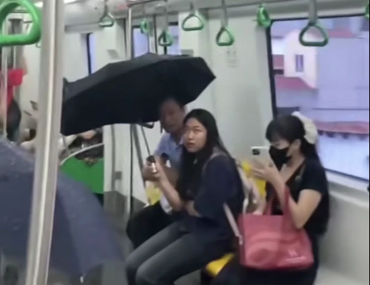 Người đi tàu metro Cát Linh - Hà Đông phải che ô vì dột nước, lãnh đạo Metro Hà Nội nói gì?