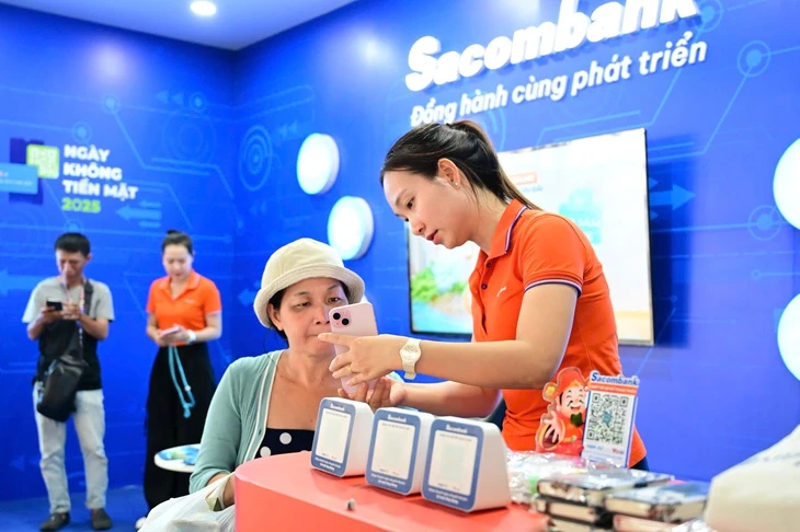 Loa thông báo tiền của Sacombank thu hút tiểu thương tại lễ hội Ting Ting Day 2025