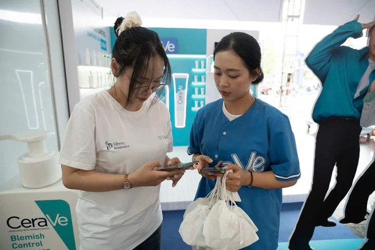 'Đại tiệc' mua sắm không tiền mặt với mỹ phẩm ngoại L'Oreal