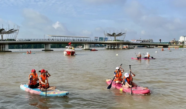 Cần Thơ khởi tranh Giải đua thuyền ván sup mở rộng