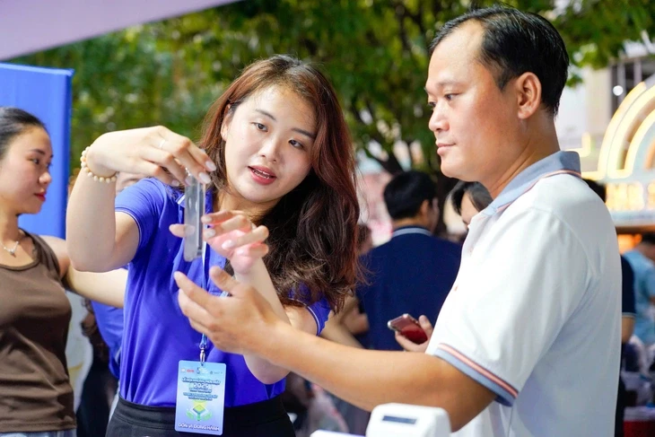Eximbank khuấy động ngày không tiền mặt với loạt giải pháp tài chính số tiên tiến, tiện lợi