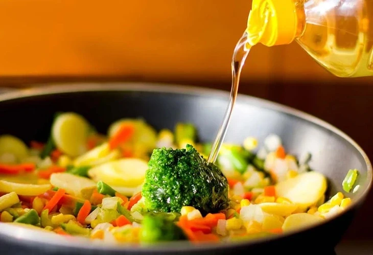 ‘Gỡ rối’ cho chị em nội trợ trước nỗi lo chọn dầu ăn nấu nướng