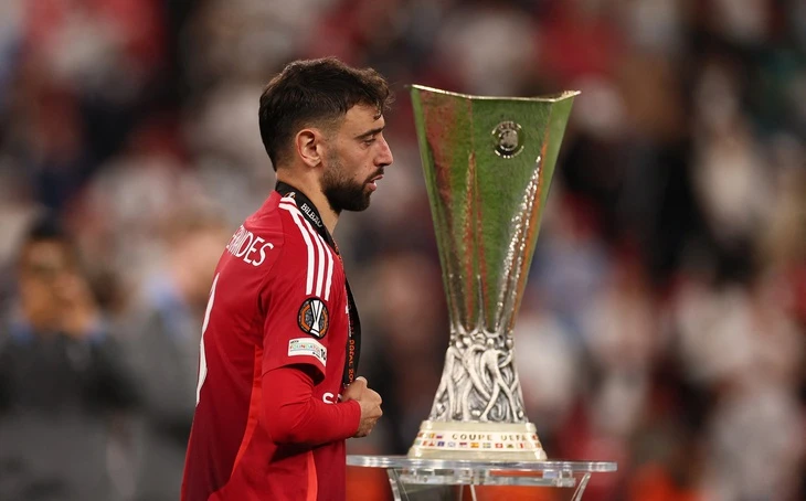 CĐV Man United đừng cười cợt ông Wenger