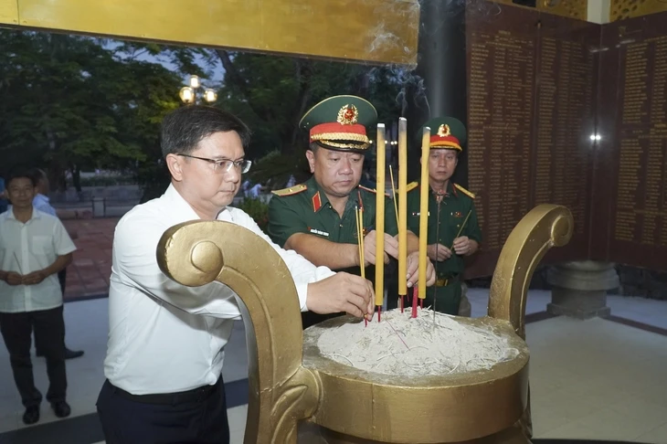 Khảo sát vị trí có thể là nơi chôn tập thể liệt sĩ hi sinh năm 1968 tại công viên Lê Thị Riêng