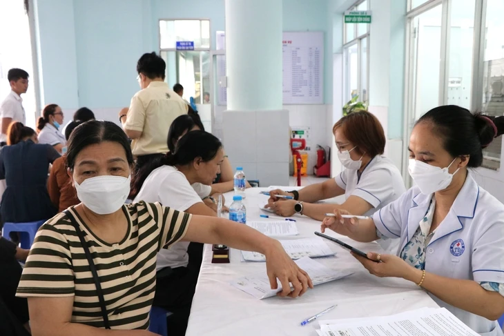 TP.HCM đề xuất bổ sung hơn 1.800 nhân viên y tế cho các trạm y tế