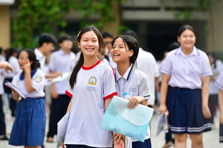 Thí sinh tươi rói sau giờ tiếng Anh, nhiều em tự tin lấy điểm 10