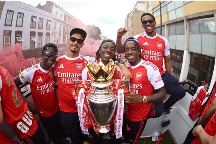 Cổ động viên Arsenal 'nhuộm đỏ' London, mừng vô địch Premier League