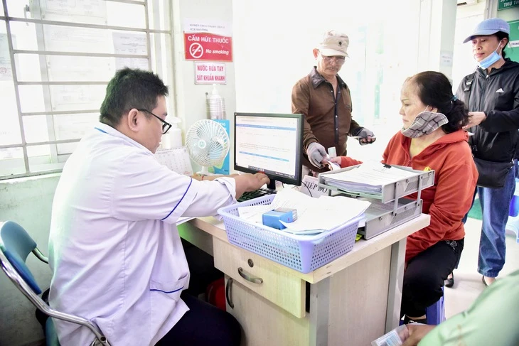 Trạm y tế thành 'bệnh viện mini', có nên không?