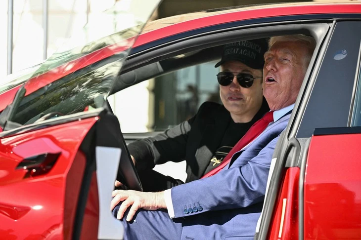 Tổng thống Trump nói ông Musk 'mất trí', tính bán hoặc tặng chiếc Tesla từng mua
